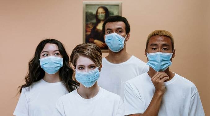 Selon l’OMS, les personnes vaccinées devraient continuer à porter un masque