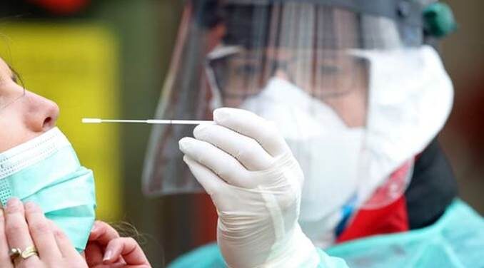 Covid-19 : les tests par prélèvements nasopharyngés ne sont pas sans risque, alerte l’Académie nationale de médecine