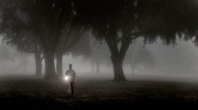 Dans le brouillard, un brouhaha de pensées.