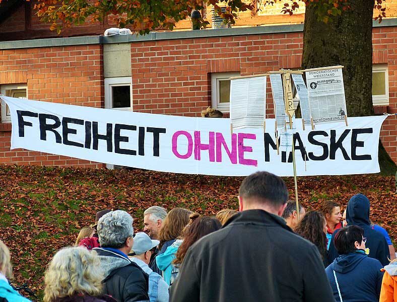 Les manifestations anti-confinement se propagent à travers l’Europe