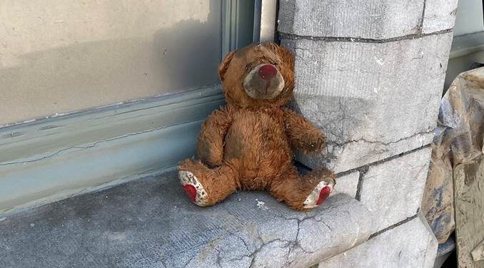 Nounours attend son fidèle ami rue Neuve à Pepinster
