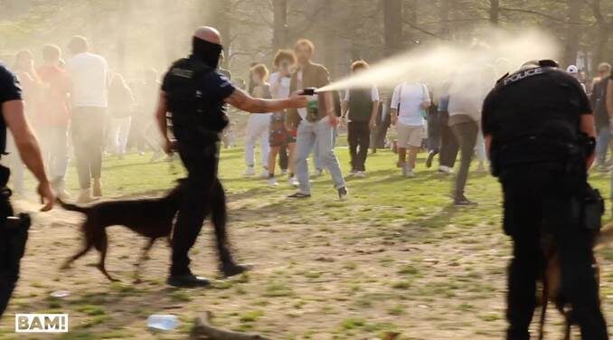 Une vidéo polémique de la « Boum 2 » circule: « Je ne suis pas anti-flic, mais la violence gratuite dont j’ai été témoin n’est pas justifiée » (vidéo)