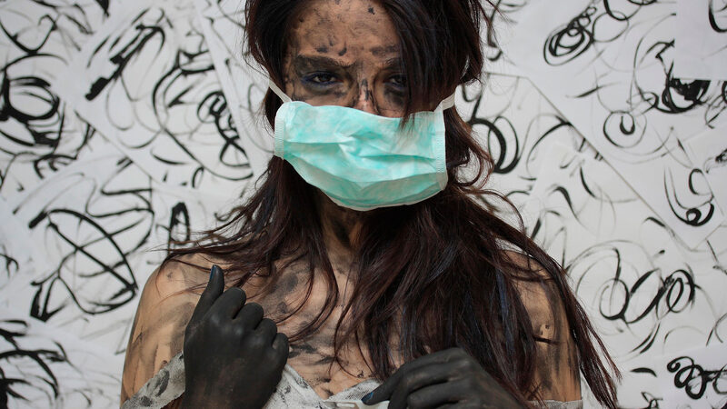 Bas les masques : « Et si vous découvriez que même le masque de votre chirurgien ne vous protège pas des infections ?« 