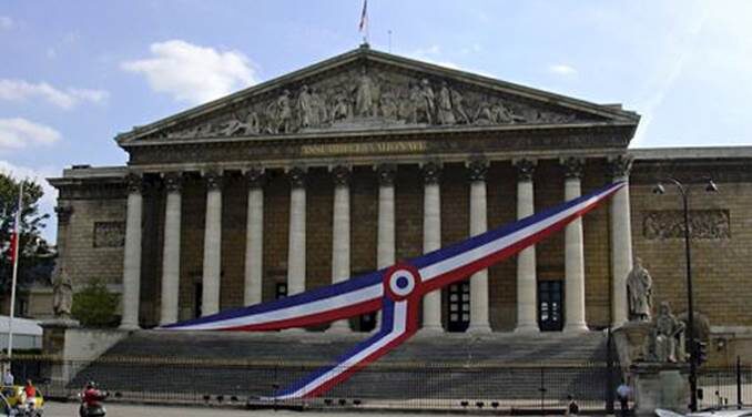 Pass vaccinal: coup de théâtre à l’Assemblée où l’examen du texte est suspendu