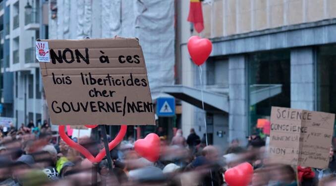 Vaccination : une citoyenne poursuit l’État belge pour incitation à la haine